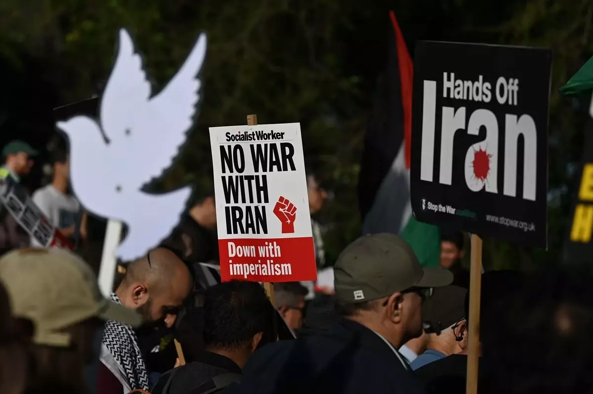 Londra'da ABD Büyükelçiliği Önünde İran'a Destek Gösterisi