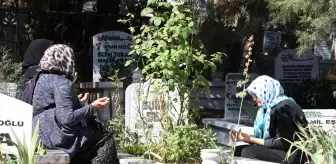 Acılı anne, düğün daveti için geldiği Sakarya'da depreme yakalanan oğlunun yasını tutuyor
