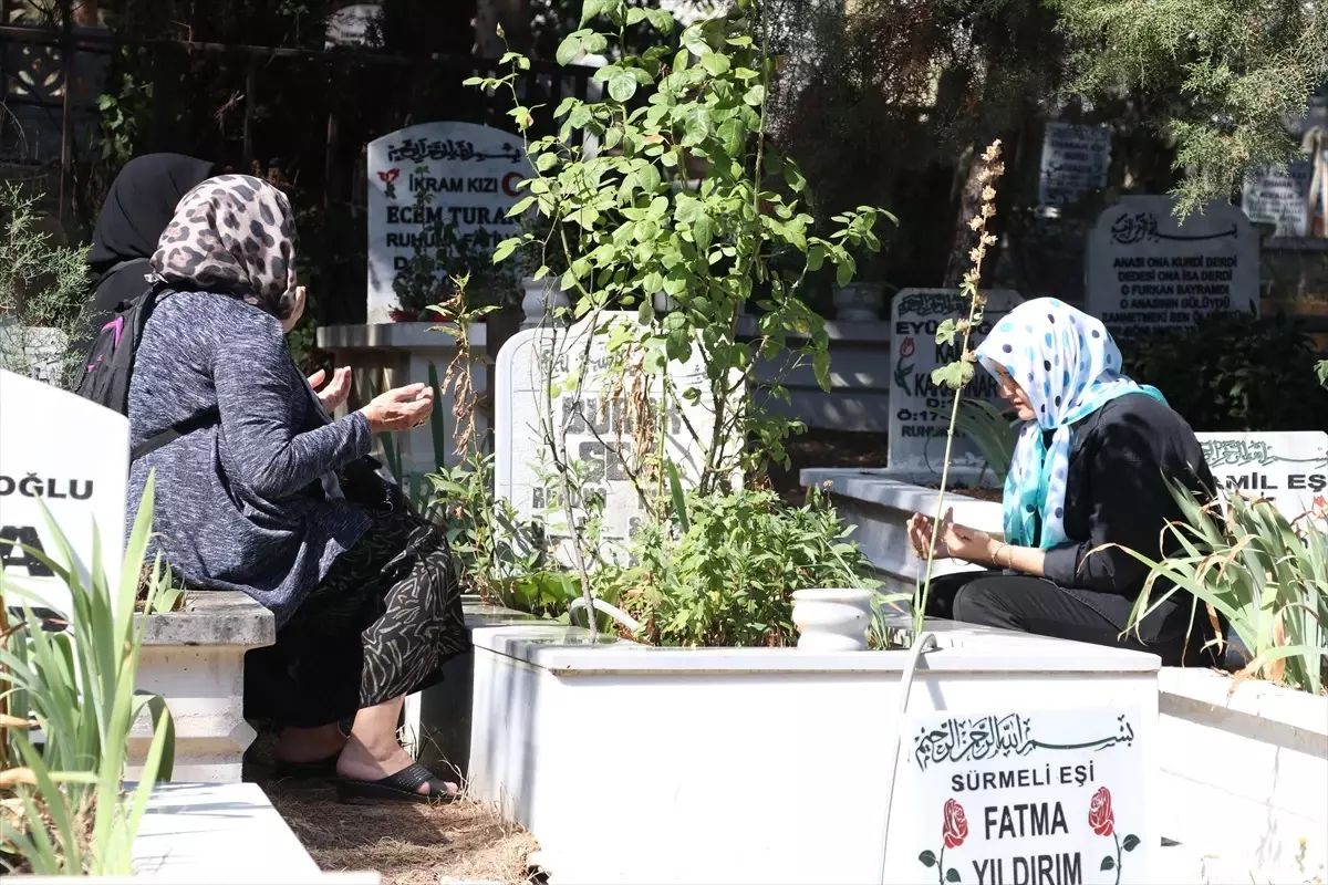 Acılı anne, düğün daveti için geldiği Sakarya'da depreme yakalanan oğlunun yasını tutuyor