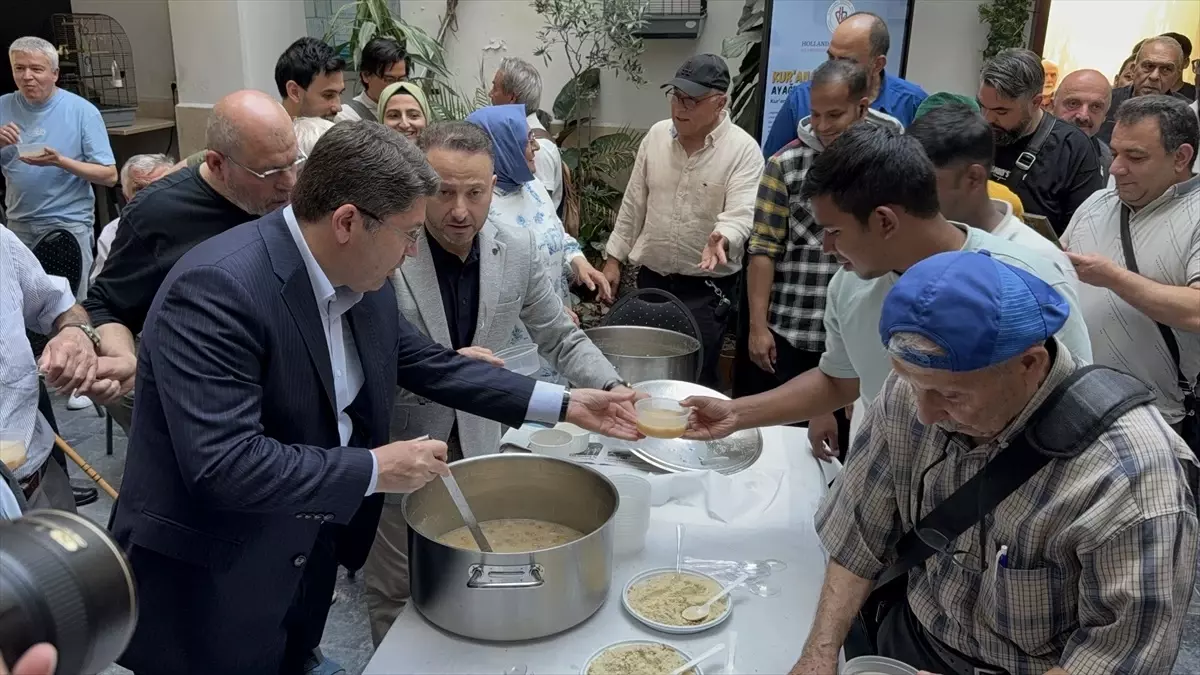 Adalet Bakanı Yılmaz Tunç Hollanda'da Cuma Namazı Kıldı ve Aşure Dağıttı