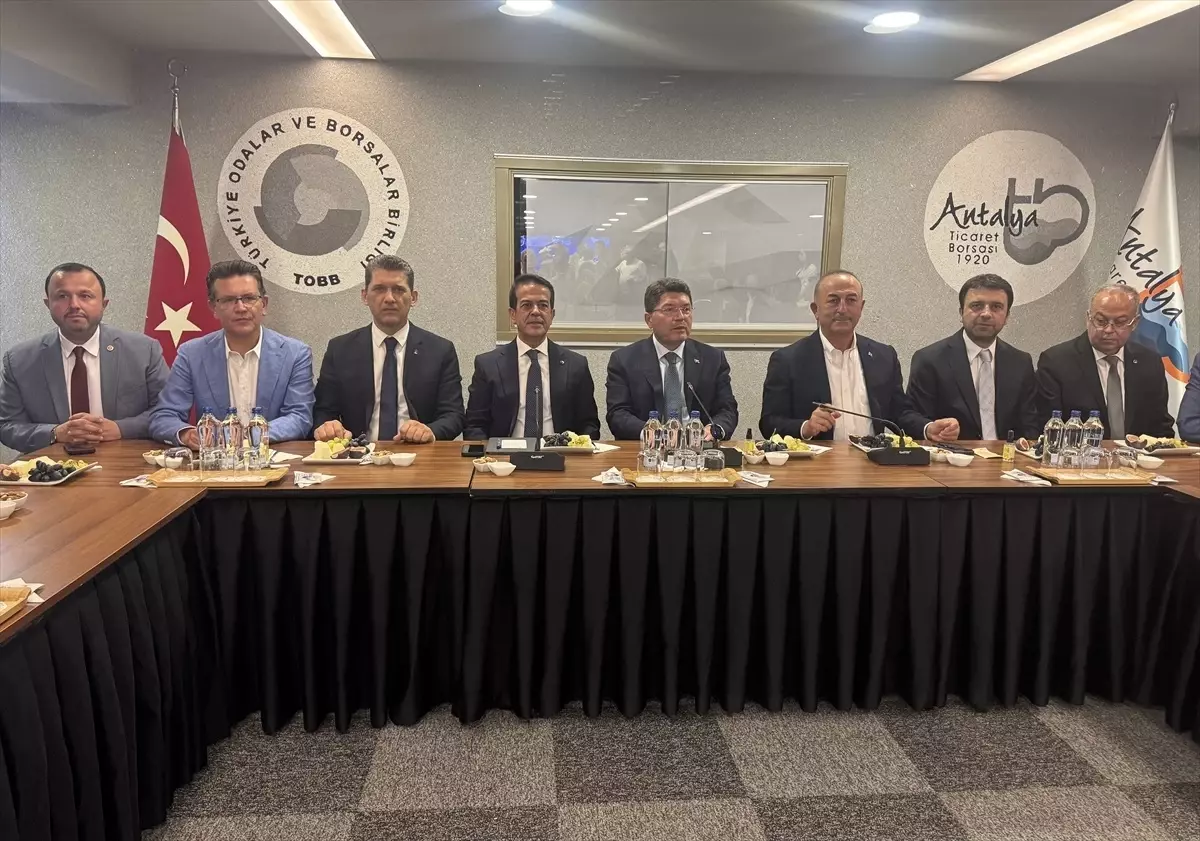 Adalet Bakanı Tunç, Antalya'da Ticaret Borsası Ziyareti Gerçekleştirdi