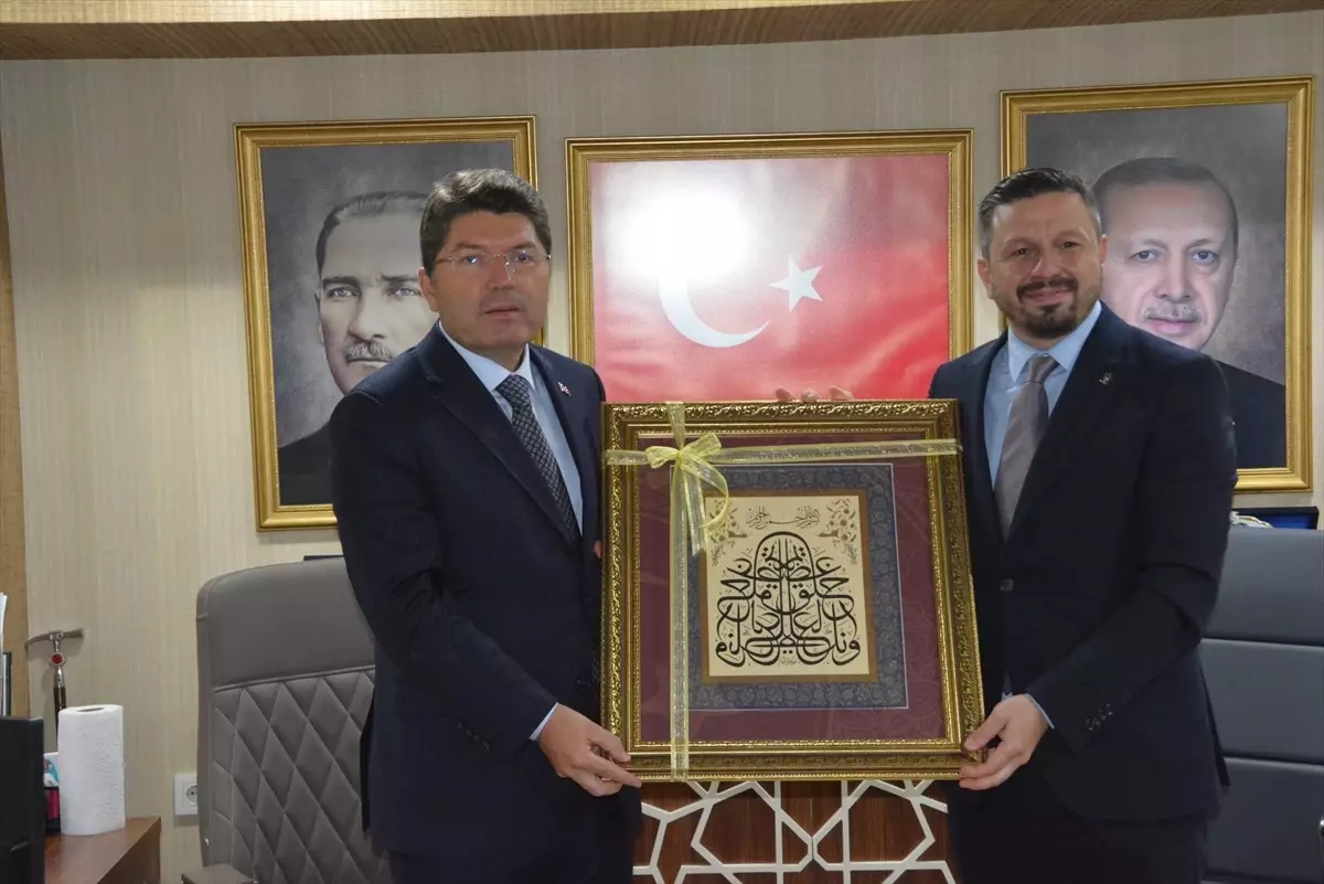 Bakan Tunç Balıkesir'de Cenaze Törenine Katıldı ve Ziyaretler Gerçekleştirdi
