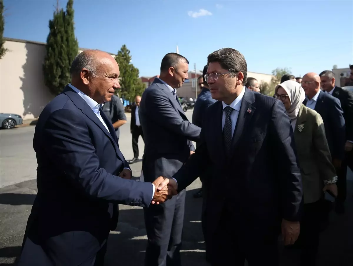 Bakan Tunç Balıkesir'de Ziyaretlerde Bulundu