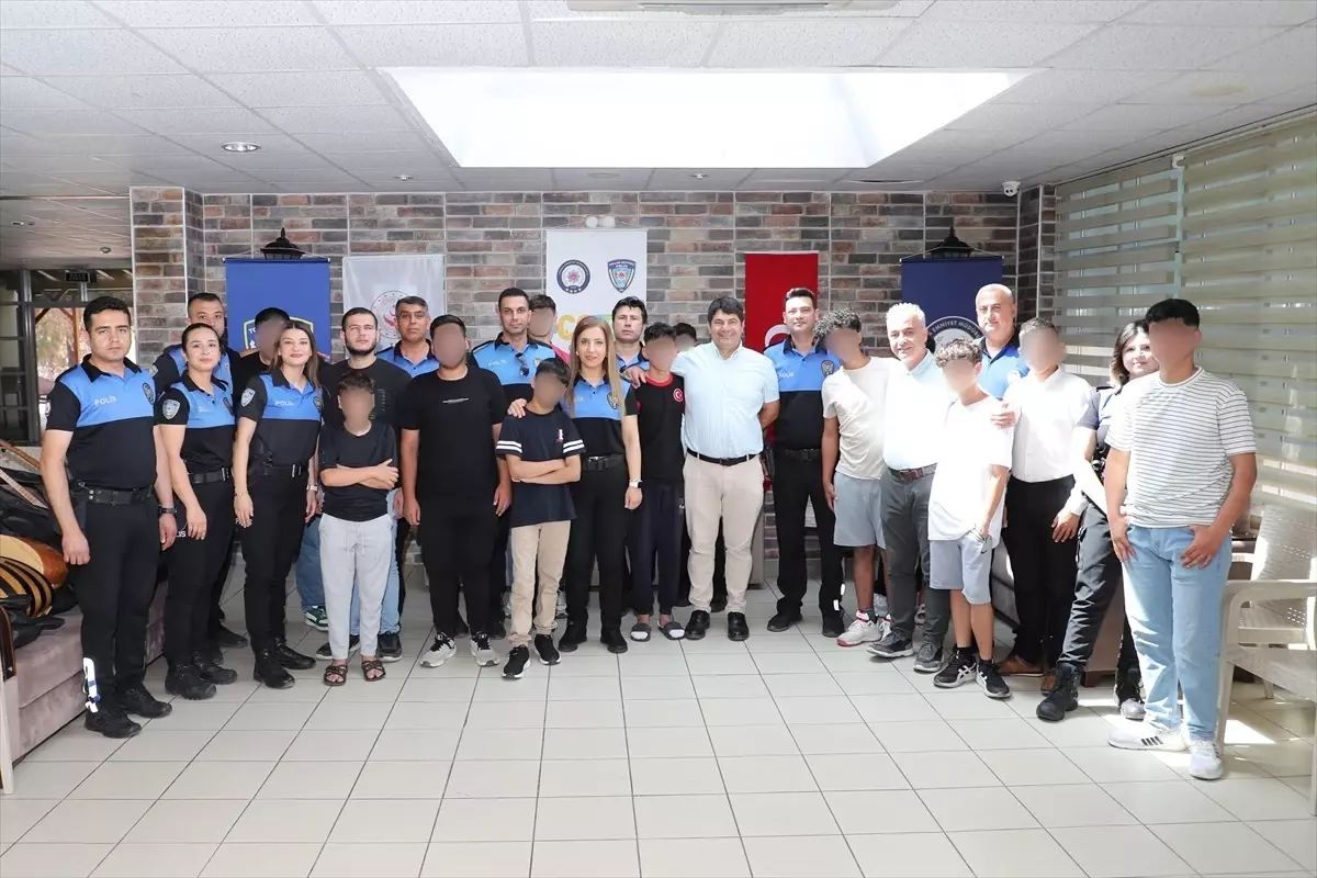 Adana'da Polisler Yetenek Geliştirmek İçin Çocuklara Bağlama Kursu Veriyor
