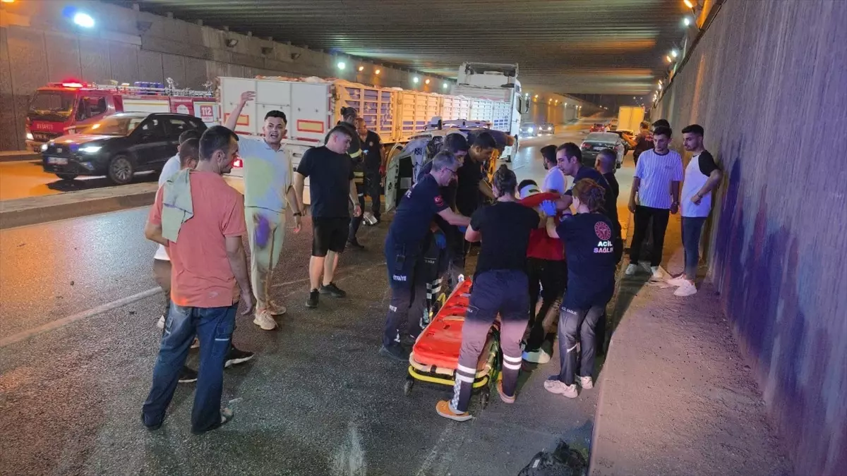 Adana'da Hafif Ticari Araç Duvara Çarptı: 1 Yaralı