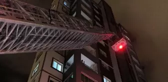 Balkon Demirlerine Sıkışan Kedi İtfaiye Ekipleri Tarafından Kurtarıldı