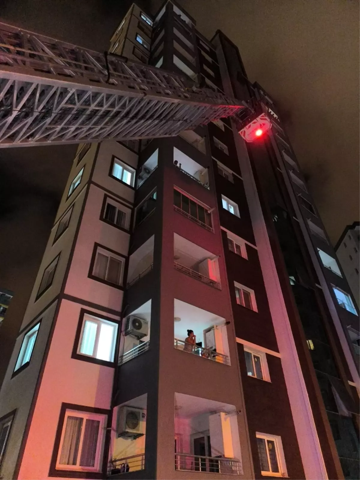 Balkon Demirlerine Sıkışan Kedi İtfaiye Ekipleri Tarafından Kurtarıldı