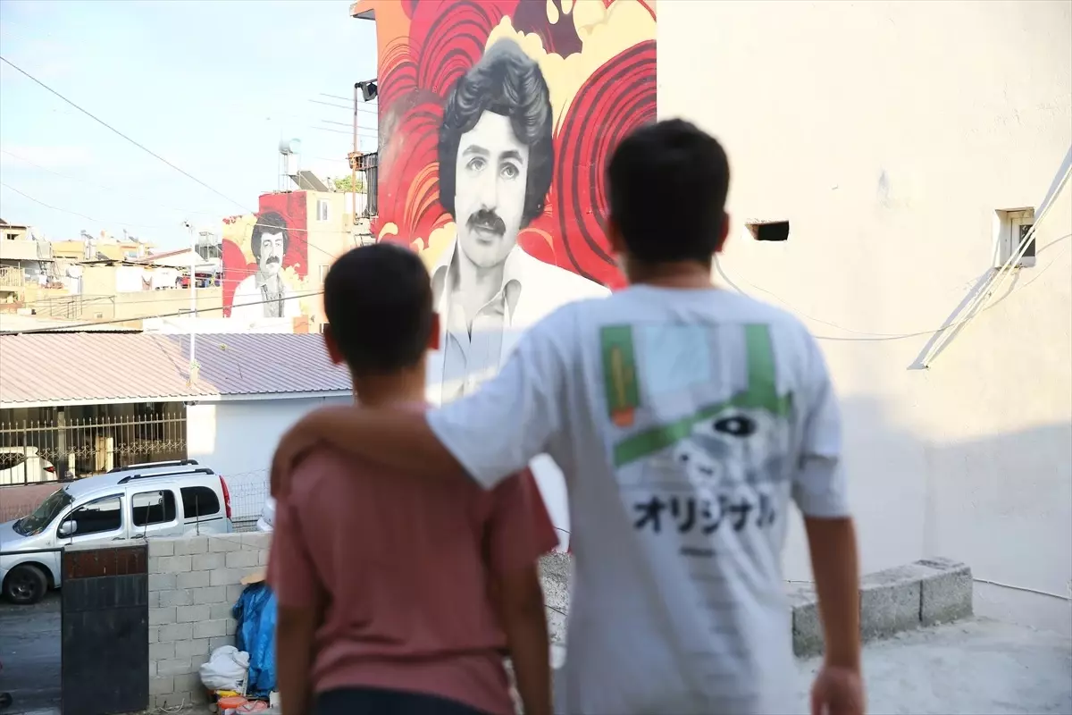 Adana'da Arabesk İkonları Duvarlarda Hayat Buldu