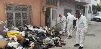 Adana'da Yalnız Yaşayan 78 Yaşındaki Kadının Evinden İki Traktör Çöp Çıkartıldı