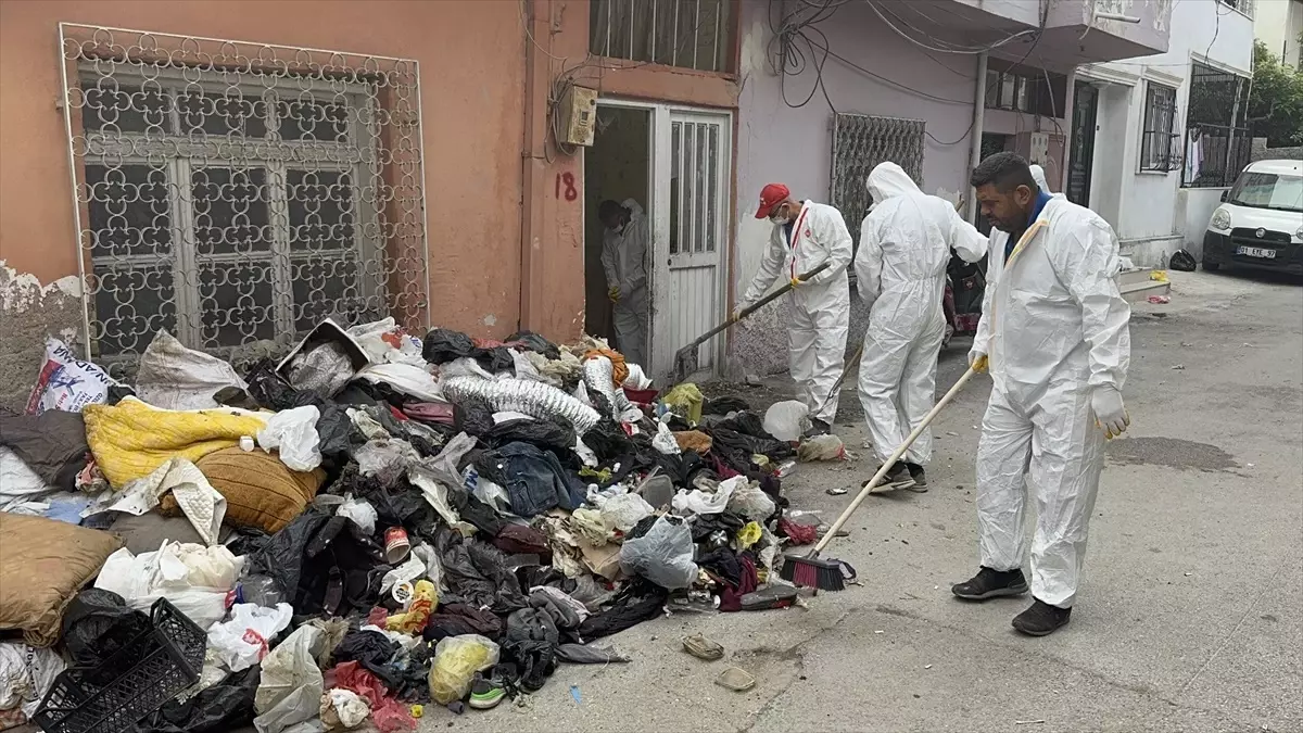 Adana'da Yalnız Yaşayan 78 Yaşındaki Kadının Evinden İki Traktör Çöp Çıkartıldı