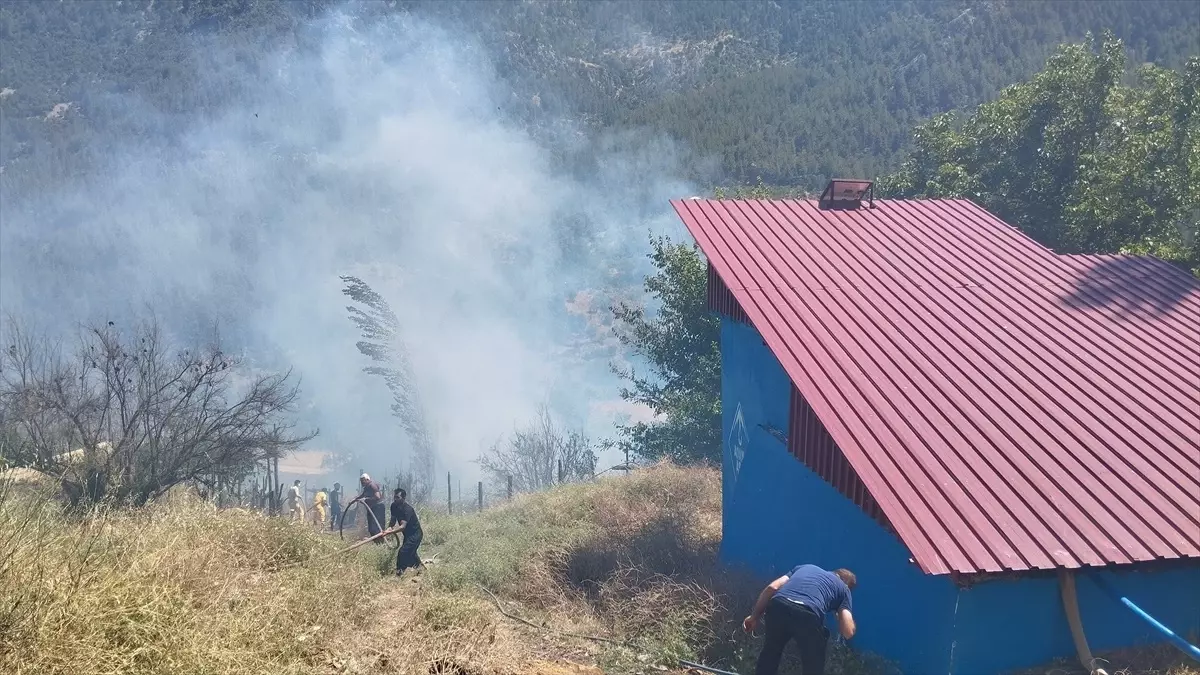 Adana'da Çalılık Alanda Yangın Kontrol Altına Alındı