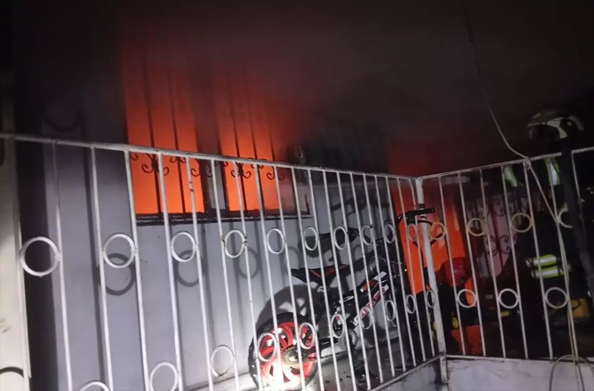 Adana'da Yangın: 2 Katlı Ev Kullanılamaz Hale Geldi