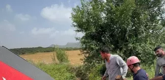 Adana'da Biçerdöver Devrildi, Sürücü Hastaneye Kaldırıldı