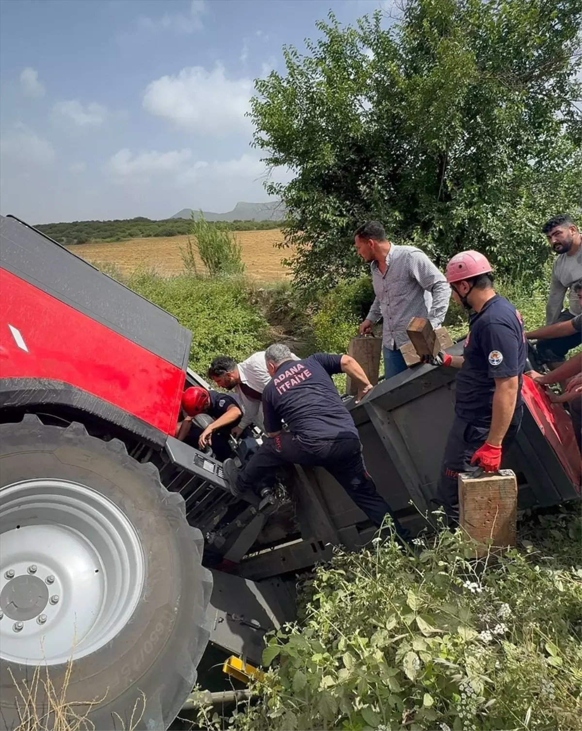 Adana'da Biçerdöver Devrildi, Sürücü Hastaneye Kaldırıldı