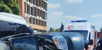 Adana'da Ticari Araç Devrildi, Sürücü Yaralandı