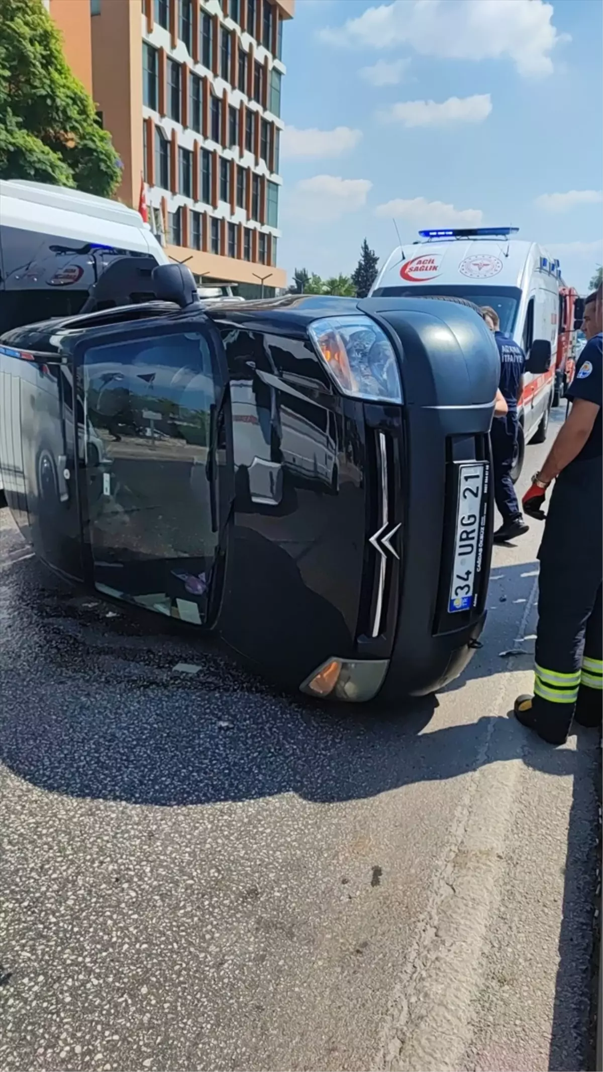 Adana'da Ticari Araç Devrildi, Sürücü Yaralandı