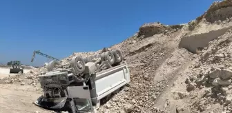 Ceyhan'da Hafriyat Döküm Sahasında Kamyon Devrildi: Sürücü Hayatını Kaybetti
