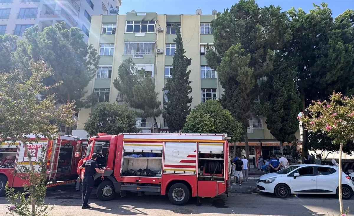 Adana'da 5 Katlı Binada Yangın Çıktı