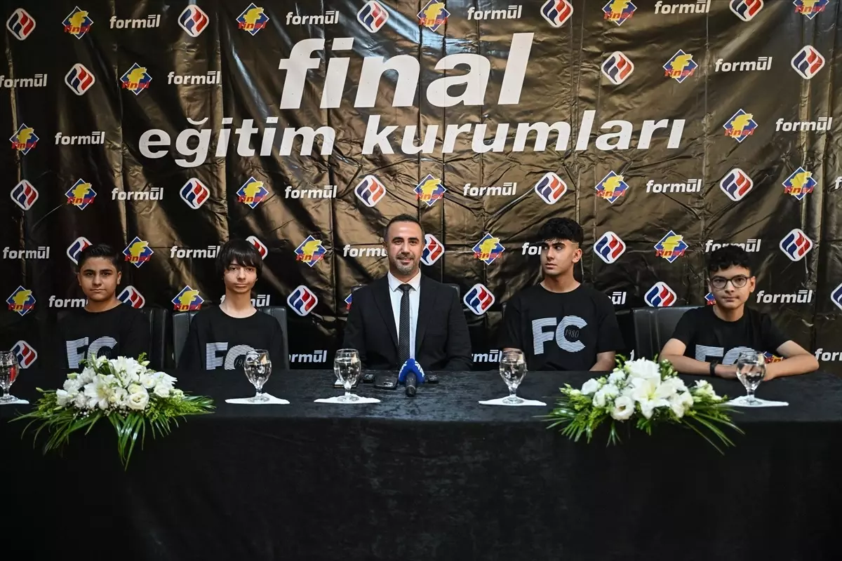 Final Eğitim Kurumlarının LGS'de Tam Puan Alan Öğrencilerine Plaket Töreni