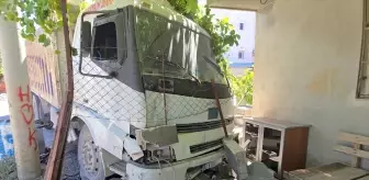 Adana'da Fren Arızası Sonucu Kamyon Kazası: Sürücü Yaralandı