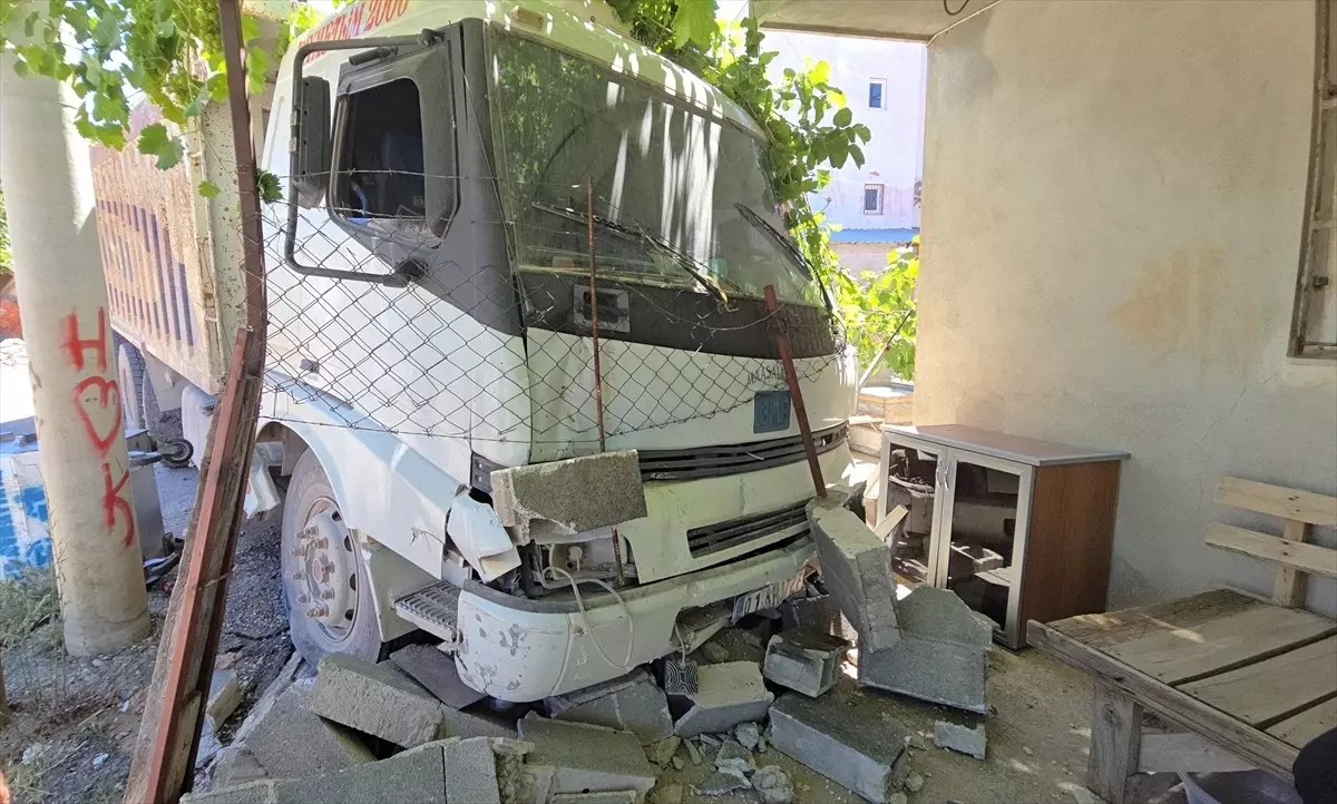 Adana'da Fren Arızası Sonucu Kamyon Kazası: Sürücü Yaralandı