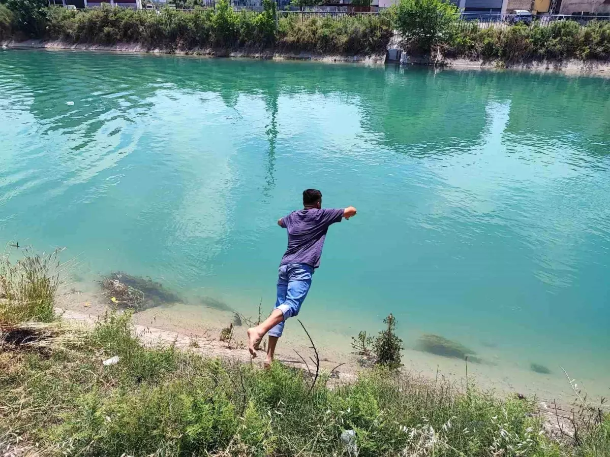 Adana'da Sıcak Havada Serinlemek İçin Salto Yapan Gençlerin Sözleri Dikkat Çekti
