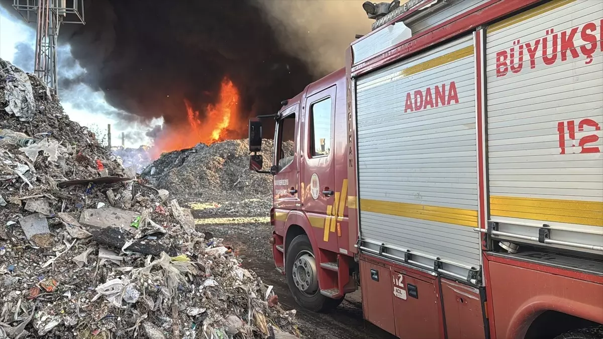 Adana'daki Geri Dönüşüm Fabrikasında Yangın Çıktı