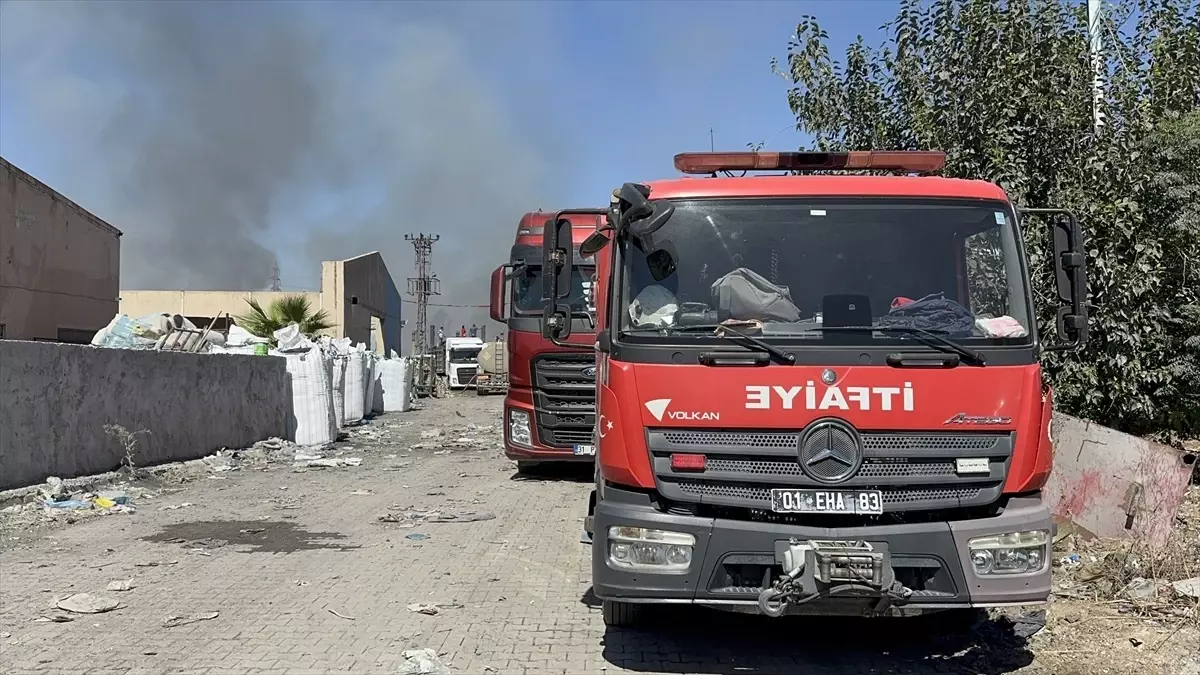 Adana'da Geri Dönüşüm Fabrikasında Yangın Kontrol Altına Alındı