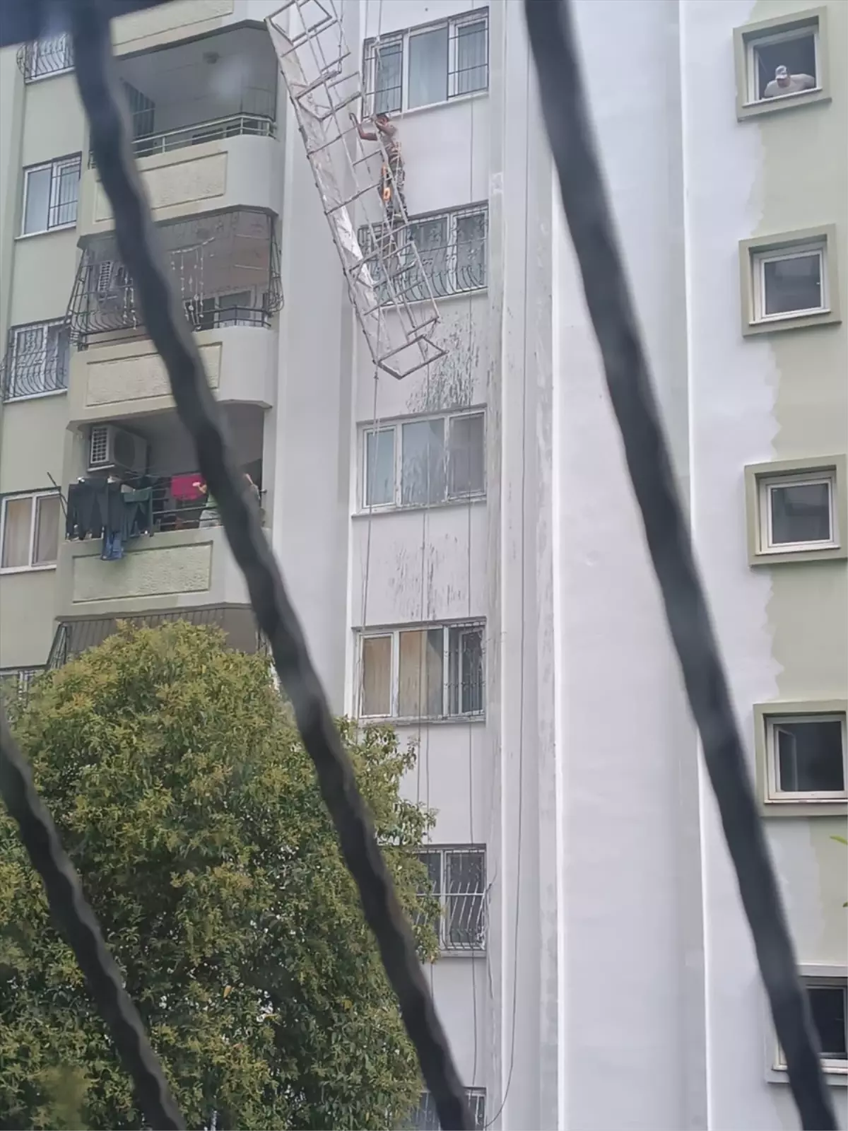Yüreğir'de İşçi İskelede Asılı Kaldı, İtfaiye Kurtardı