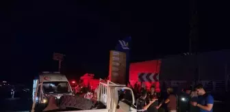 Adana'da Kamyonet ile Taksinin Çarpışması: 4 Yaralı