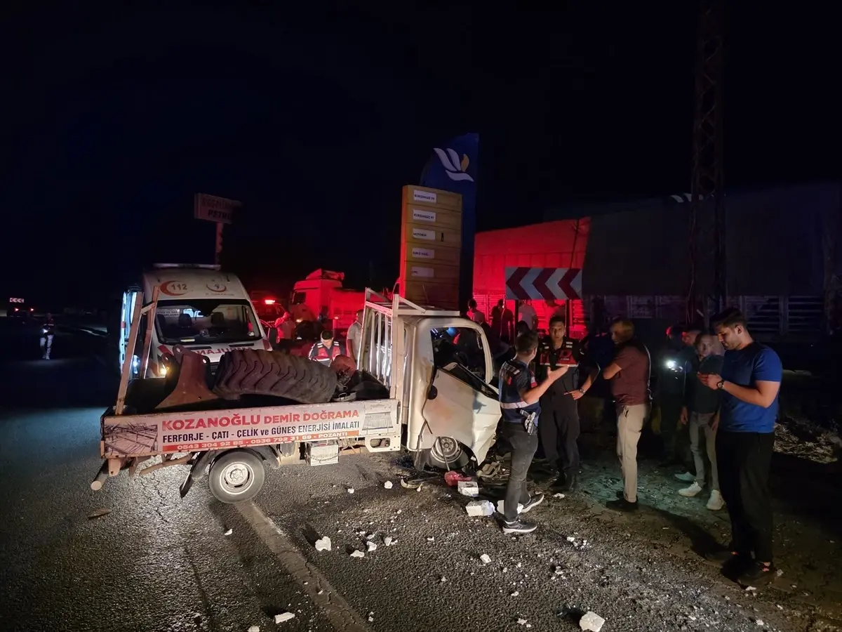 Adana'da Kamyonet ile Taksinin Çarpışması: 4 Yaralı