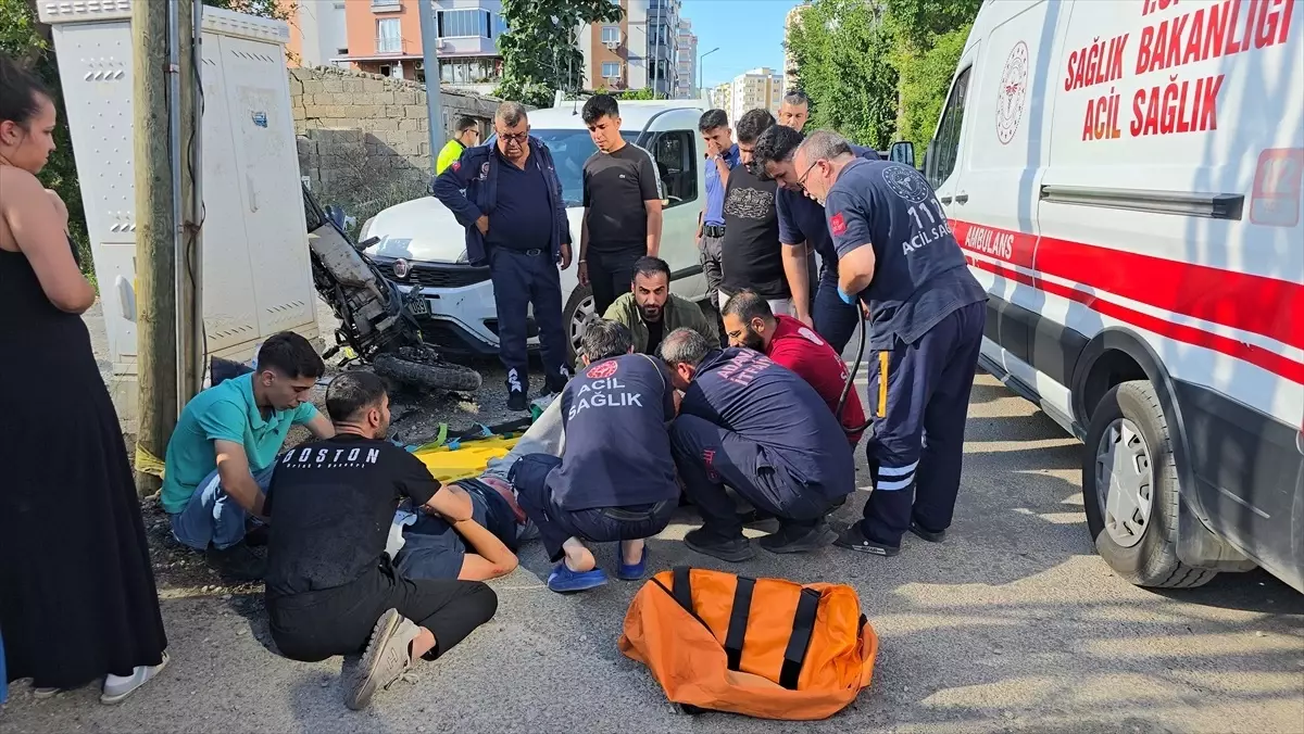 Kozan'da Motosiklet Sürücüsü Kamyonetle Kaldırım Kutusu Arasında Sıkıştı