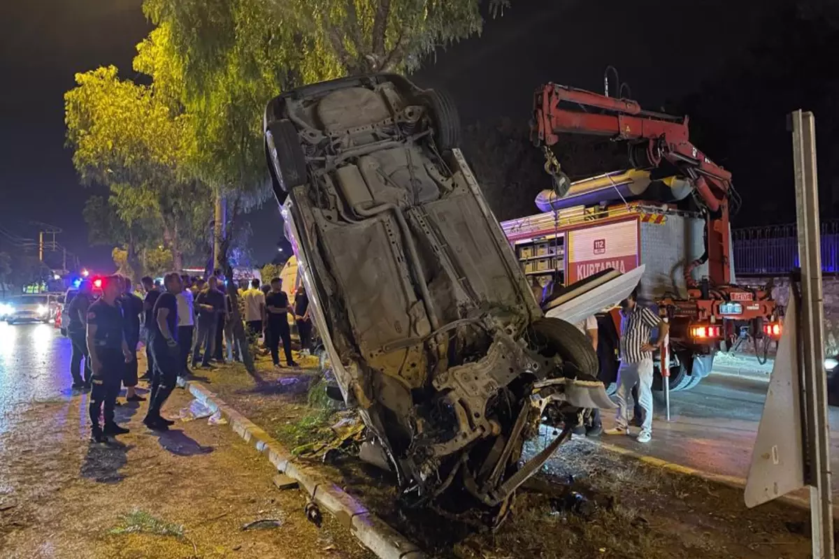 Adana'da kontrolden çıkan otomobil refüje asılı kaldı! 5 yaralı
