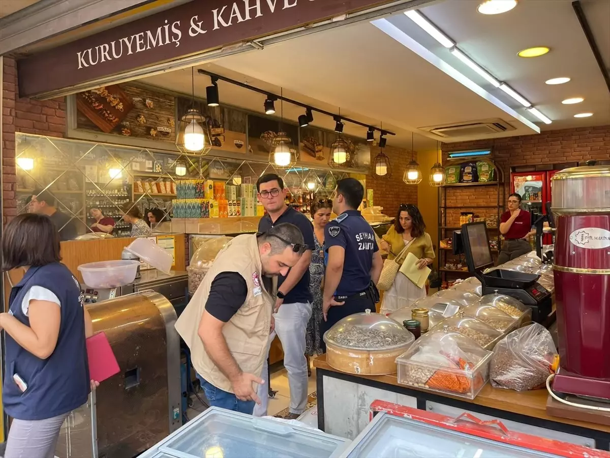 Adana'da Kuru Yemiş Dükkanında Sağlıksız Ürünler İmha Edildi