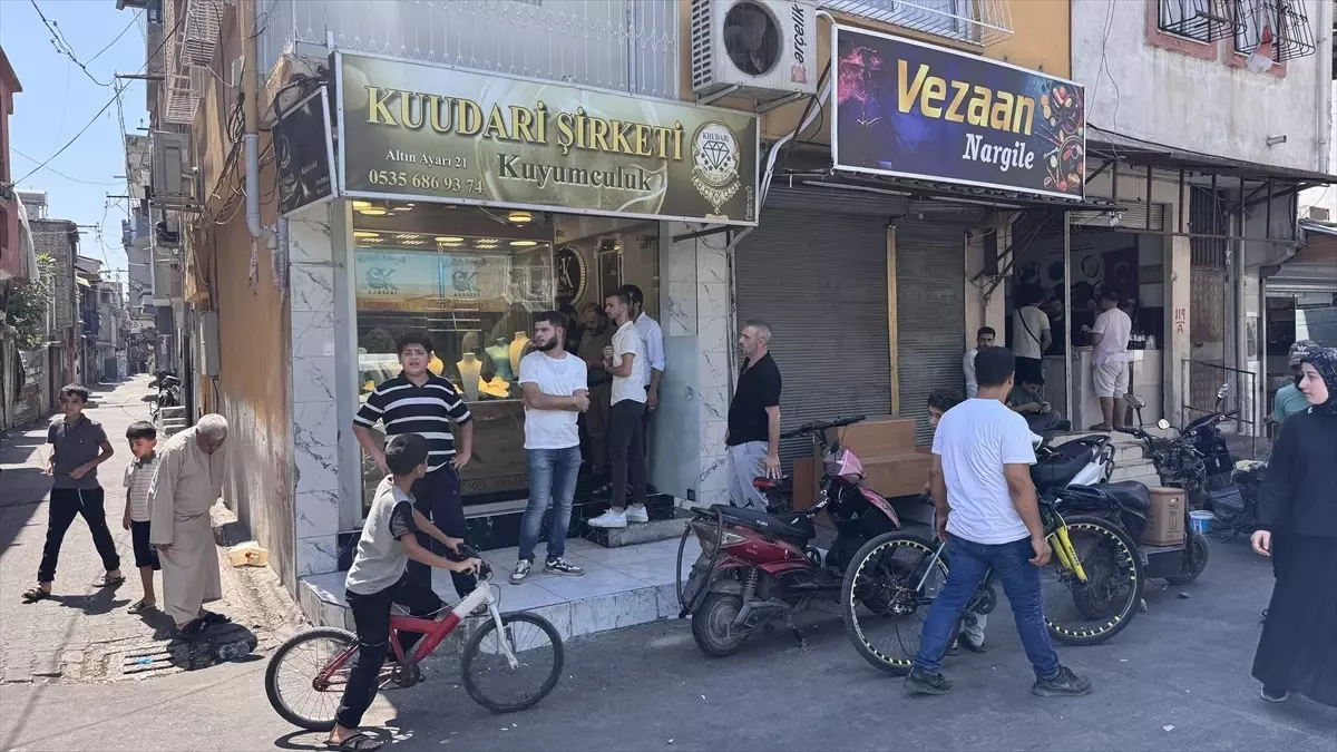 Adana'da Kuyumcuya Silahlı Soygun: 2 Yaralı, 1 Kilogram Altın Çalındı