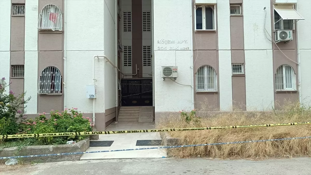 Adana'da Apartmanda Merdiven Çöktü, 20 Kişi Tahliye Edildi