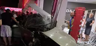 Adana'da Otomobil Mobilya Mağazasına Girdi: 1 Yaralı