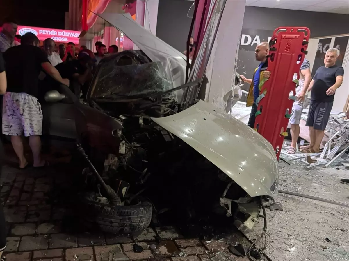 Adana'da Otomobil Mobilya Mağazasına Girdi: 1 Yaralı