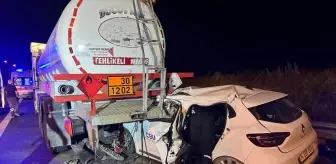 Adana'da Otoyolda Park Halindeki Tankere Çarpan Otomobilde 2 Yaralı