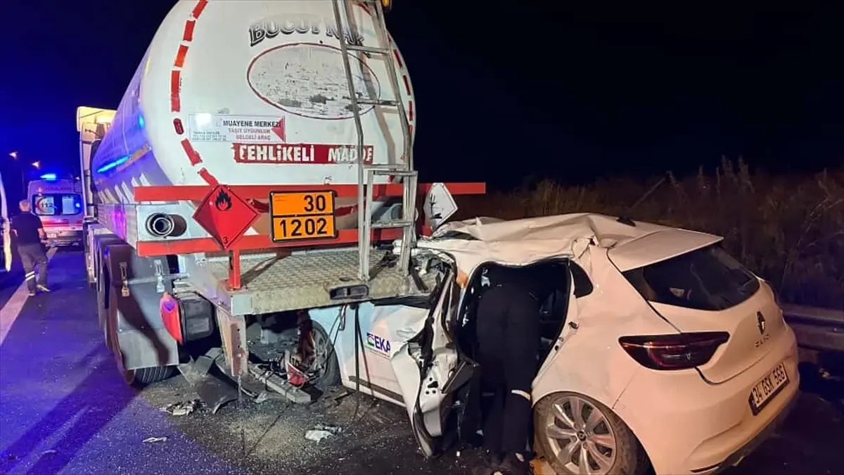Adana'da Otoyolda Park Halindeki Tankere Çarpan Otomobilde 2 Yaralı