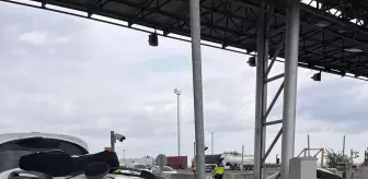 Ceyhan'da Otoyol Gişesine Çarpan Araçta 1 Ölü, 4 Yaralı