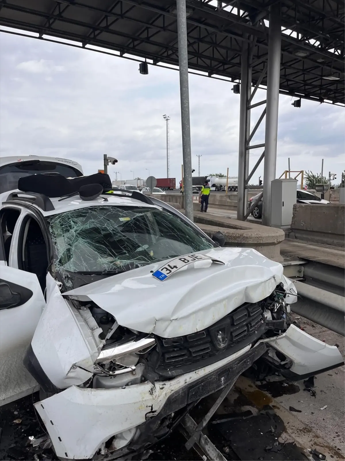 Ceyhan'da Otoyol Gişesine Çarpan Araçta 1 Ölü, 4 Yaralı
