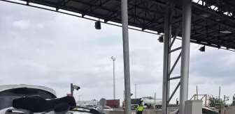 Adana'da Otoyol Gişesine Çarpan Cipin Sürücüsü Yaralandı