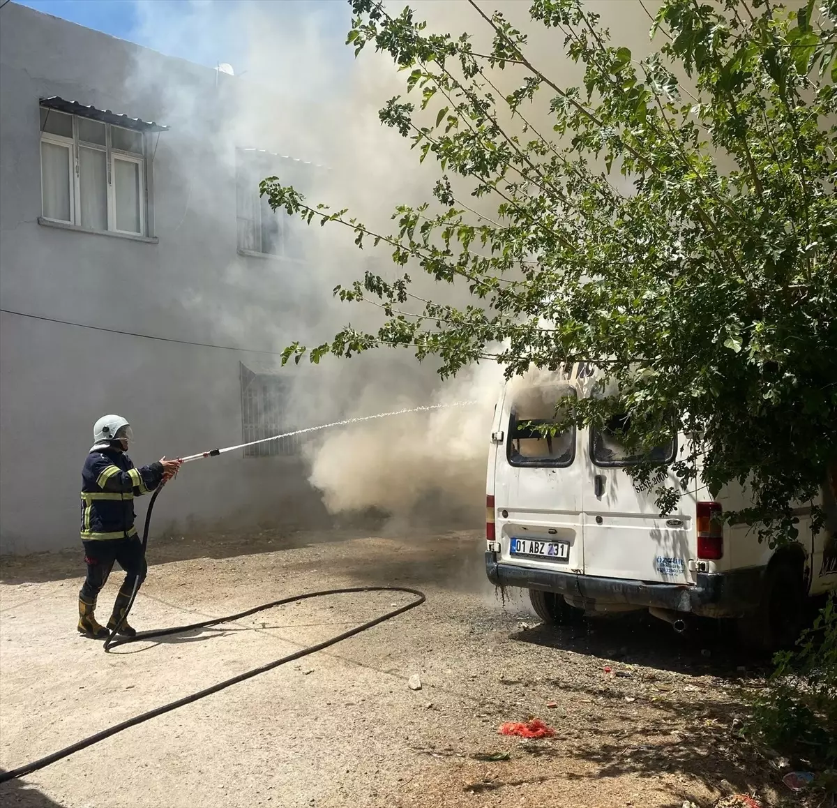 Adana'da Park Halindeki Minibüste Yangın Çıktı