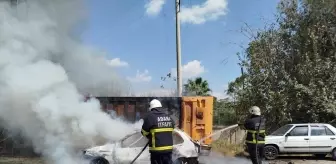 Adana'da Park Halindeki Otomobil Yangında Kullanılamaz Hale Geldi
