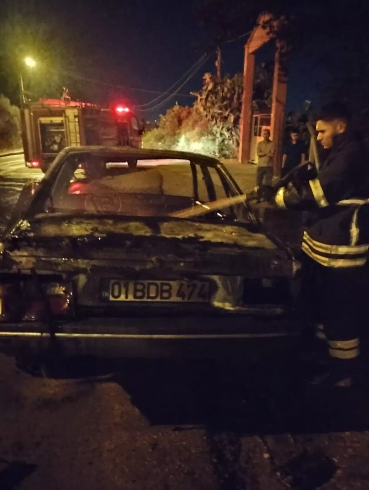 Adana'da Park Halindeki Otomobil Yandı