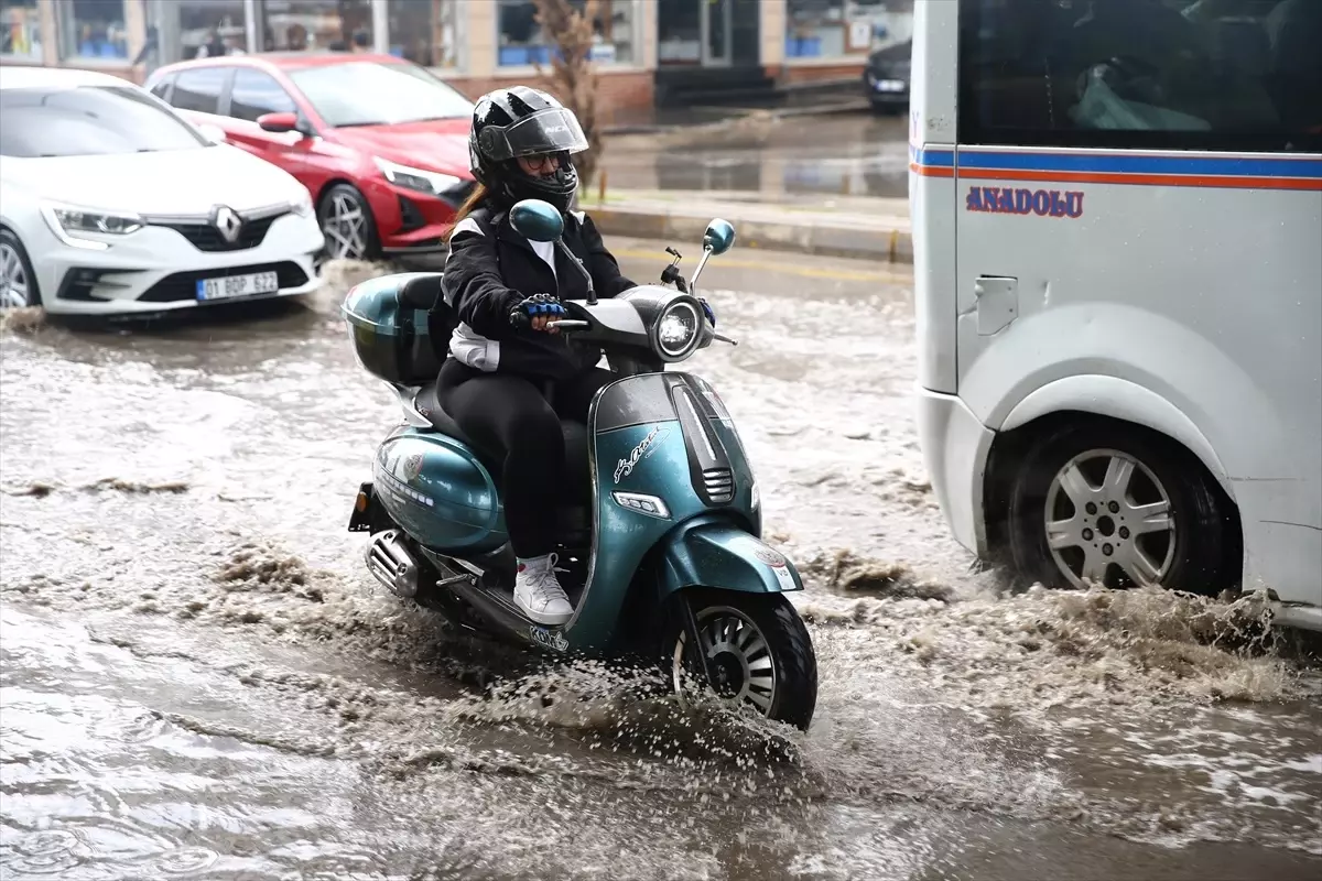 Adana'da Sağanak Yağış Hayatı Olumsuz Etkiledi