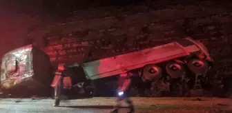 Adana'da Kamyon Devrildi: 1 Ölü, 1 Yaralı