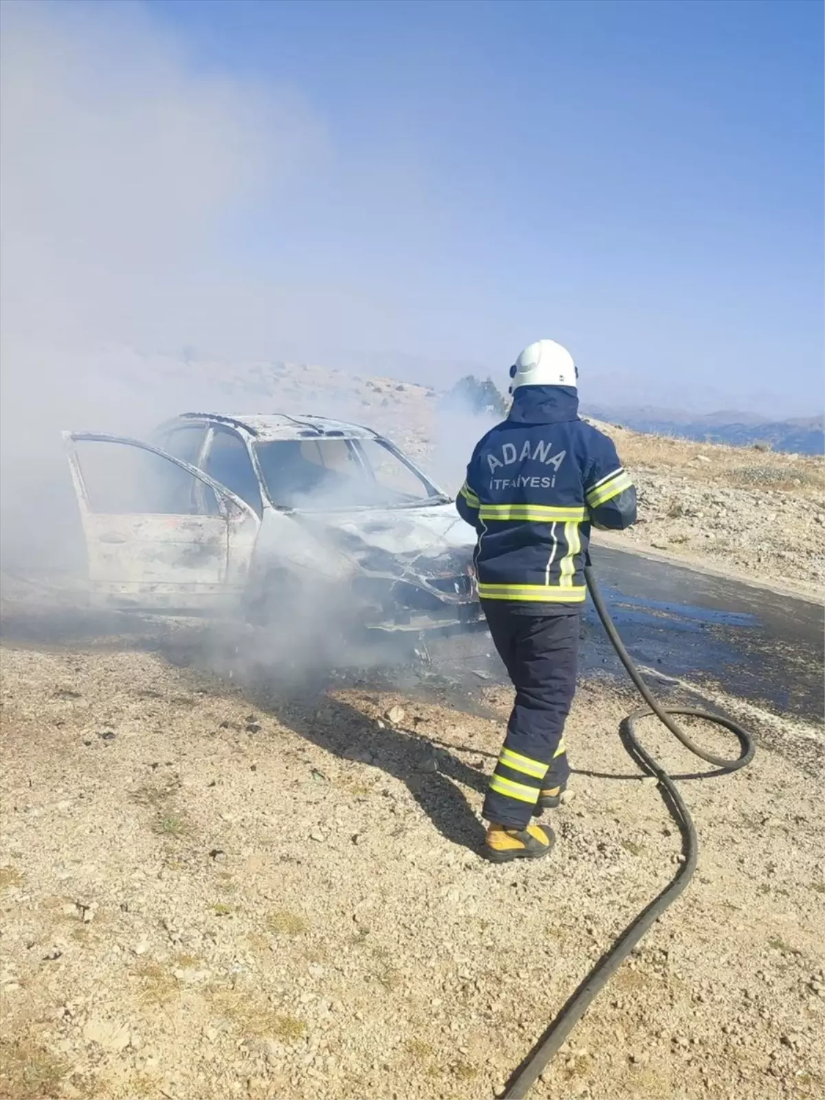 Tufanbeyli'de Seyir Halindeki Otomobilde Yangın Çıktı