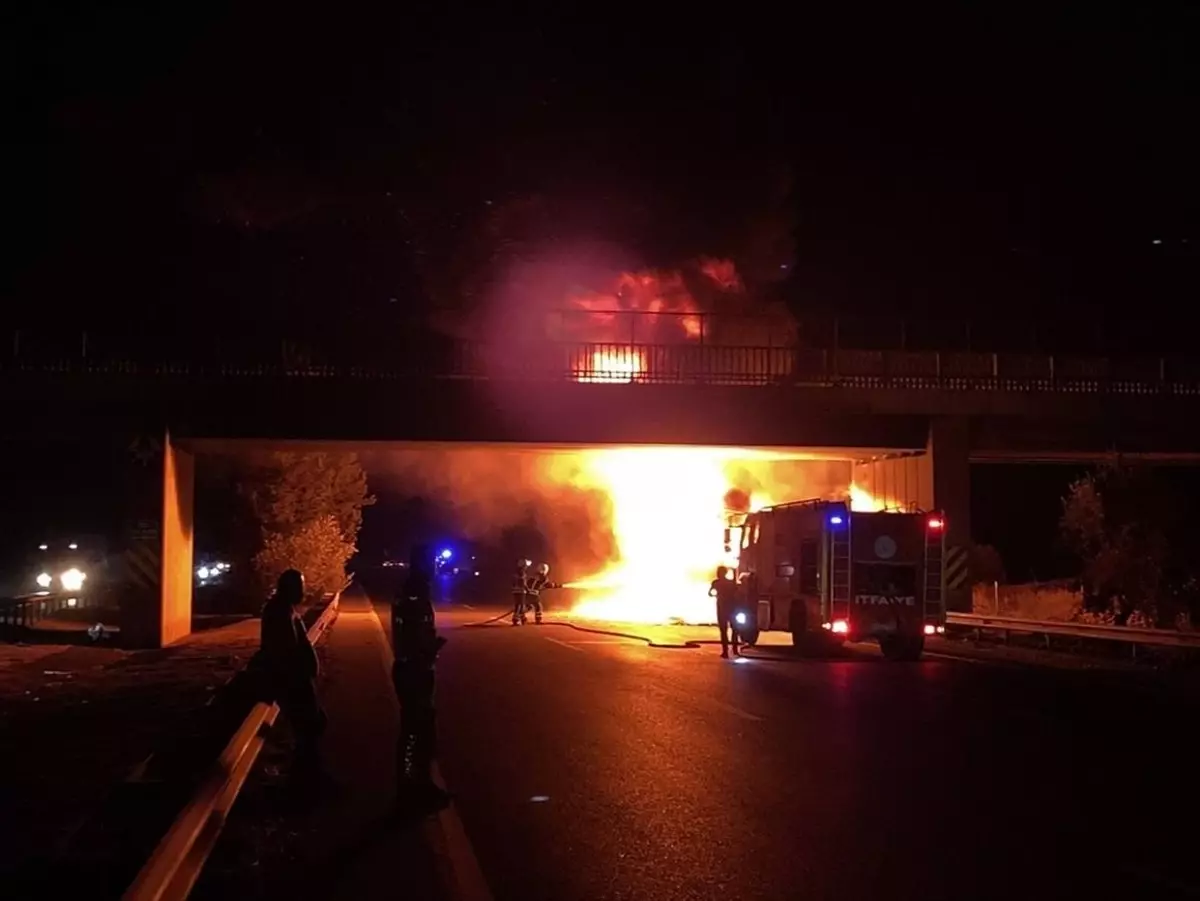 Adana'da Tırda Yangın: Ulaşım Bir Süre Kapandı